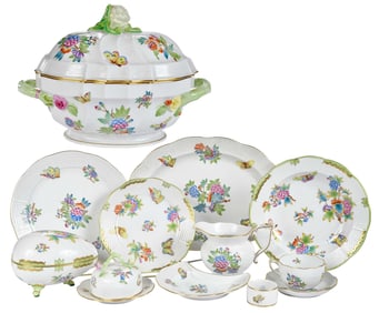 Herend Green Queen Victoria Porcelain Service for Twelve, 98 Pieces