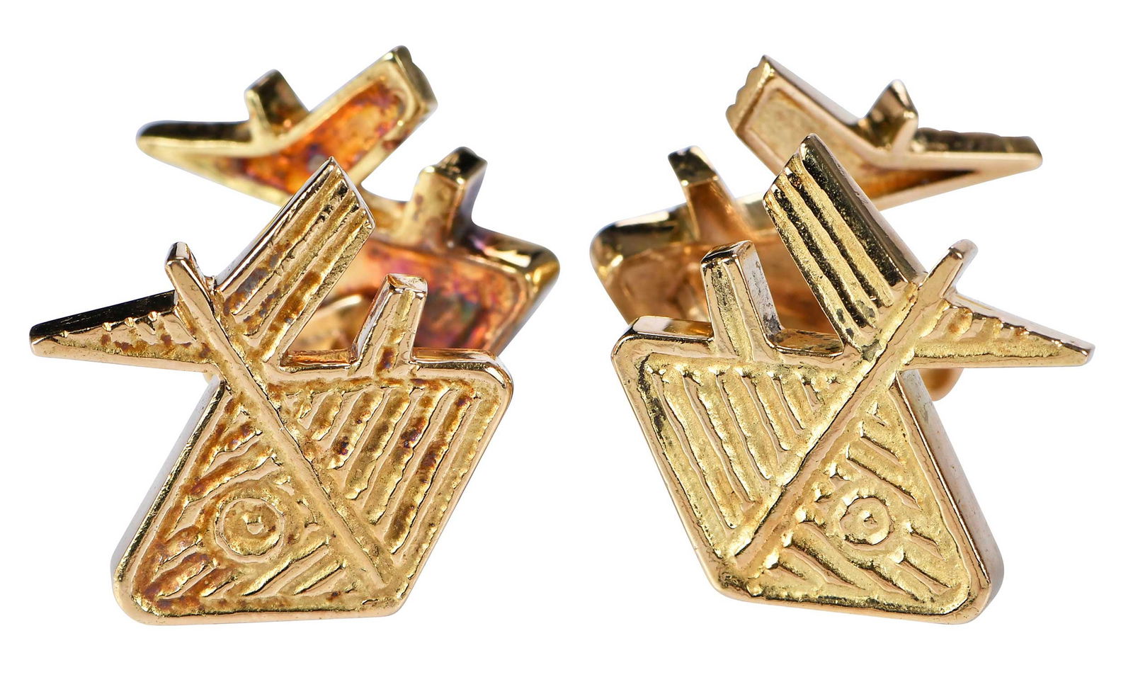 18kt. Georges Braque Fish Form Cufflinks: goldsmith, Heger de Lowenfeld, double sided stud, ribbed textured fish form, approx. 18.0 x 19.0mm, stamped and signed "Heger De Lowenfeld, 018, G Braque", yellow gold, 28.5 g Provenance: Michael L. L