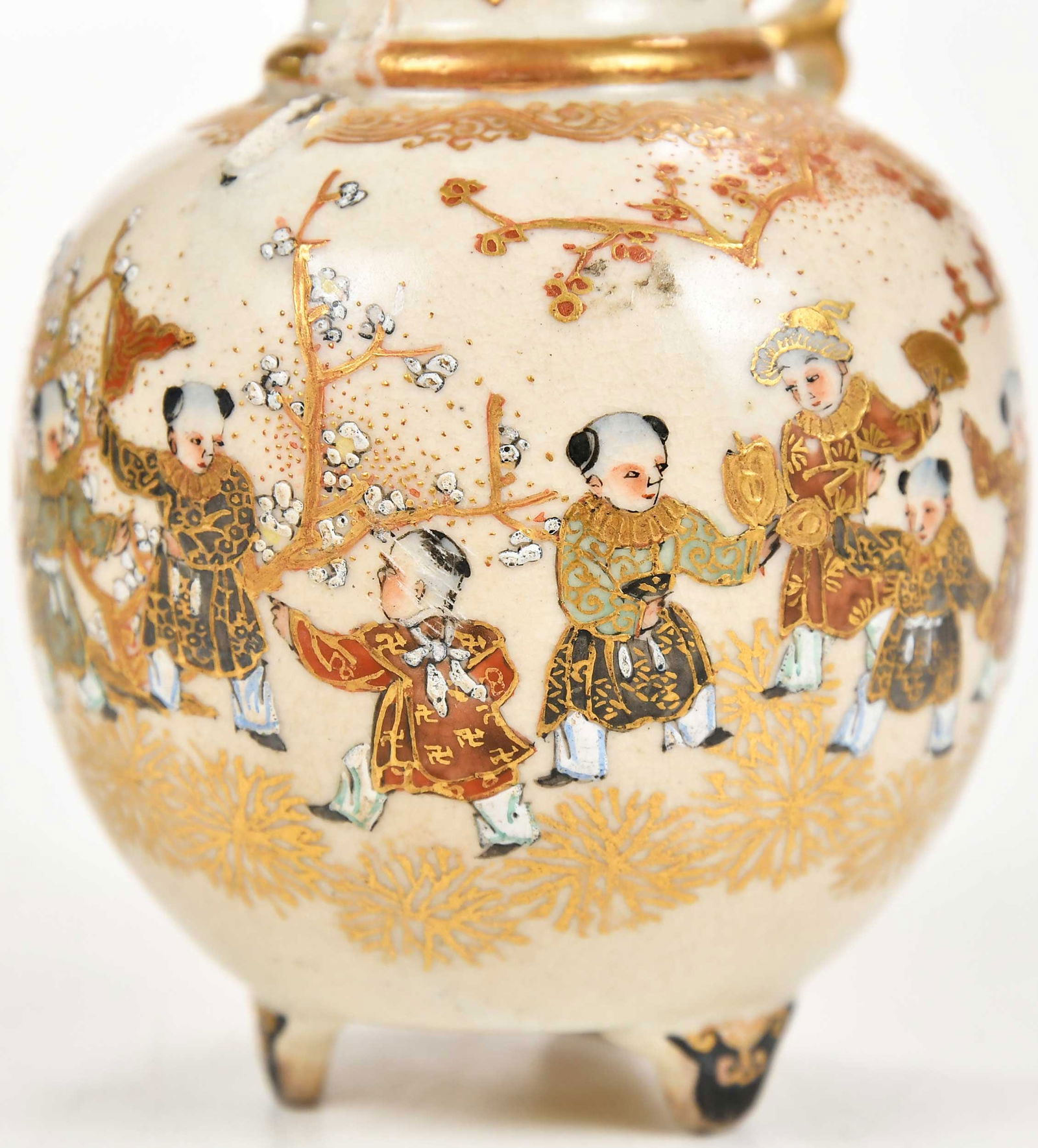 Three Small Japanese Porcelain Table Objects - 7