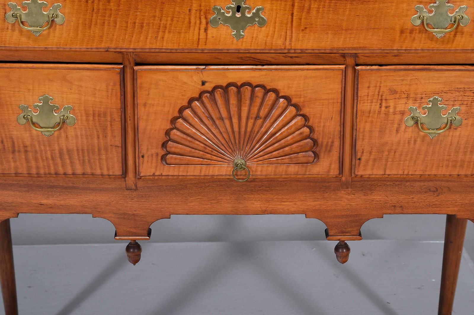 New England Tiger Maple Fan Carved High Chest - 3