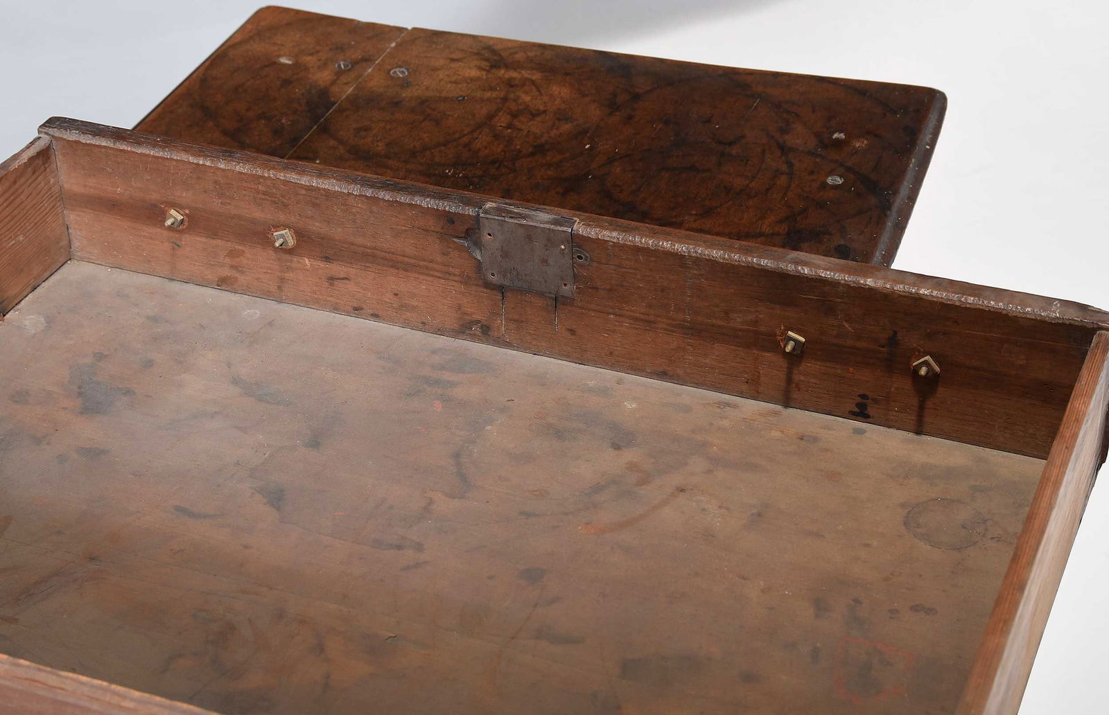 Fine New England Chippendale Walnut Dressing Table in Early Surface - 13