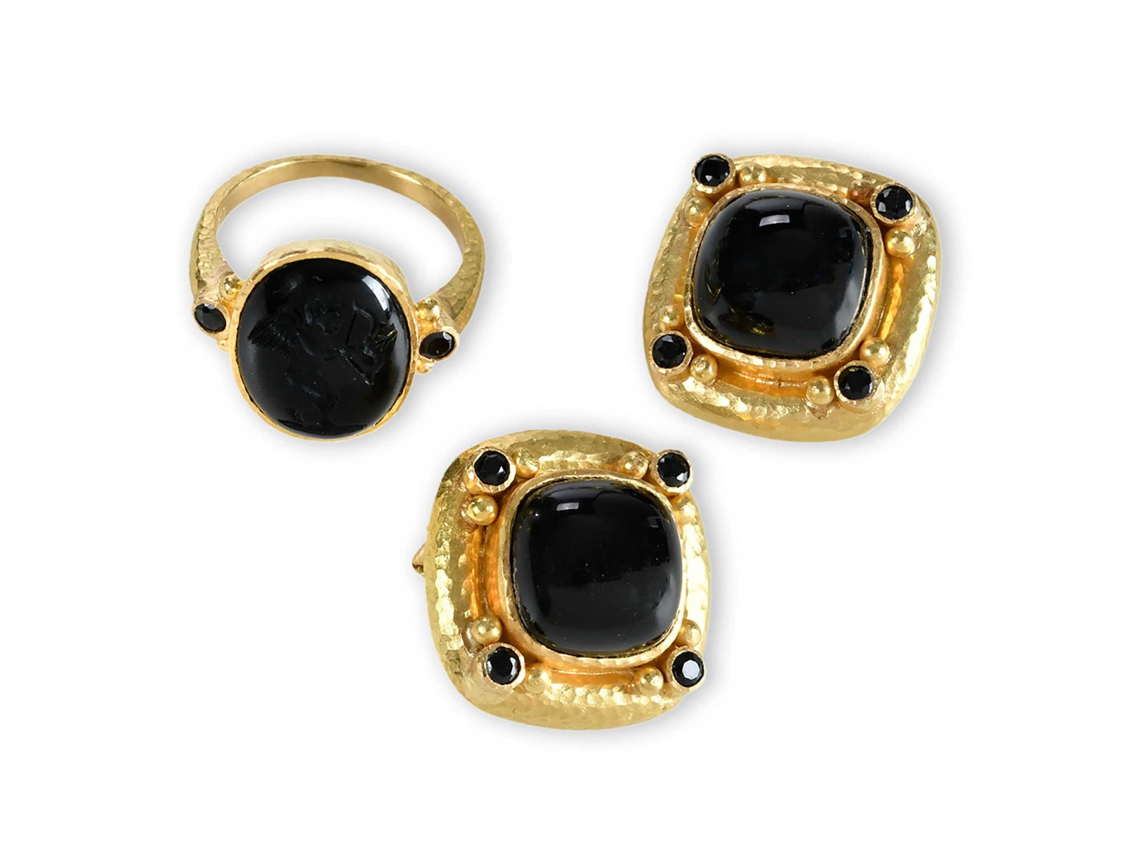 19kt. Elizabeth Locke Onyx Intaglio Ring and Earrings: oval onyx cabochon with Cupid, two round faceted black spinels, maker's mark, marked "19K", yellow gold, 6-1/2 ring sz., hammered finish, 17.0 x 13.0mm, 5.6 g; two square cut onyx cabochons, eight rou