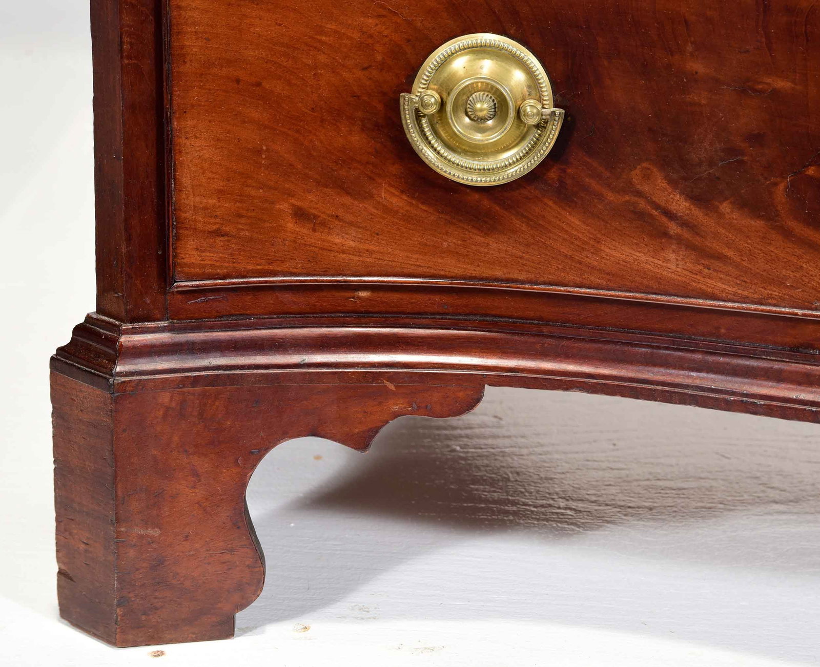 Fine Portsmouth Chippendale Figured Mahogany Serpentine Chest of Drawers - 4