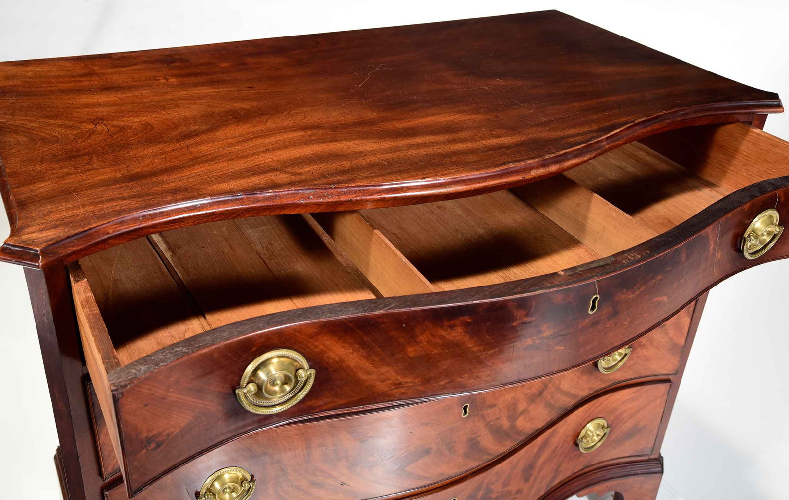 Fine Portsmouth Chippendale Figured Mahogany Serpentine Chest of Drawers - 6