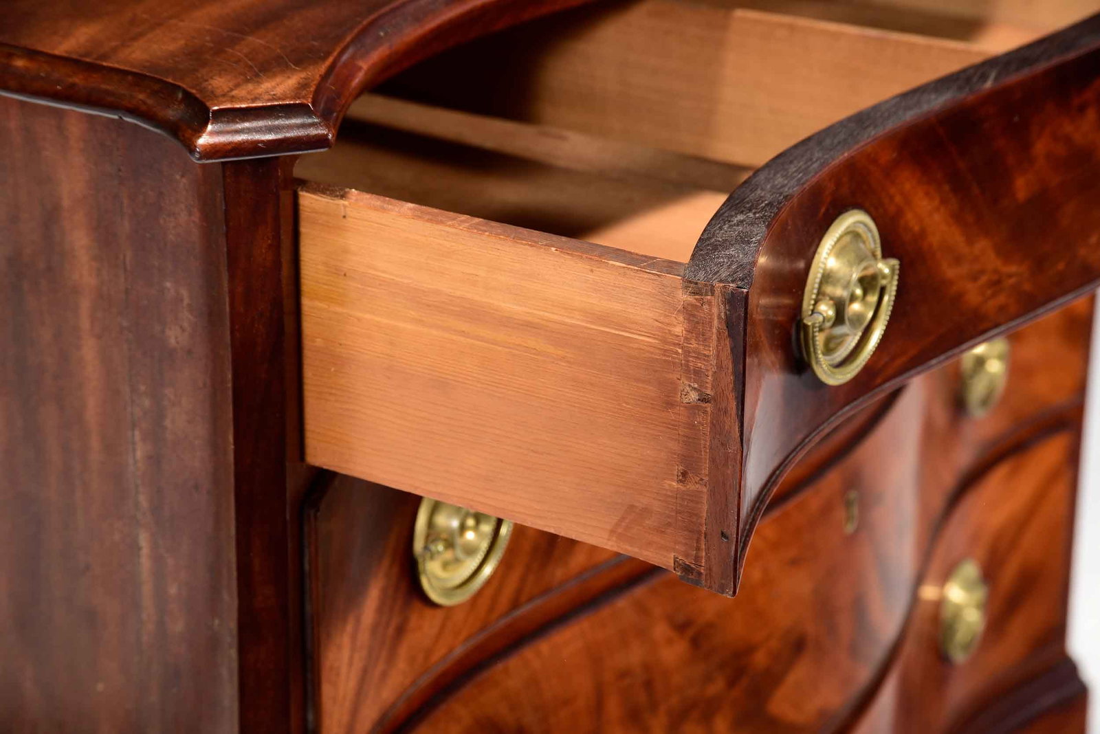 Fine Portsmouth Chippendale Figured Mahogany Serpentine Chest of Drawers - 7