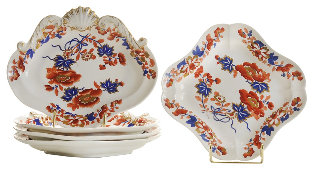 Five Pieces Worcester Porcelain,: Regent Pattern English, early 19th century, made by Robert Chamberlain: four finely enameled cartouche and shell-shaped dishes in the Imari style, gilt floral decoration, gilt shell and scroll borders
