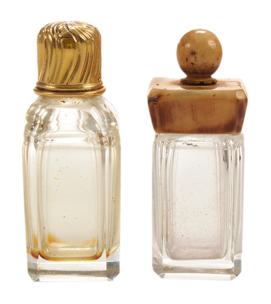 Shagreen Etui: english, 1st half 19th century, fine-quality shagreen decorated with “gold” nails, push piece, contains crystal perfume bottle with 14 kt. gold (test) screw cap, partial hallmark, crystal mouche b