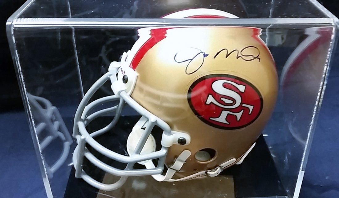 Mini Helmet Joe Montana signed: Joe Montana Height: 6-2 Weight: 205 Age: 58Born: 6/11/1956 New Eagle , PACollege: Notre DameExperience: 16 SeasonsHall of Fame Induction: 2000San Francisco 49 ers