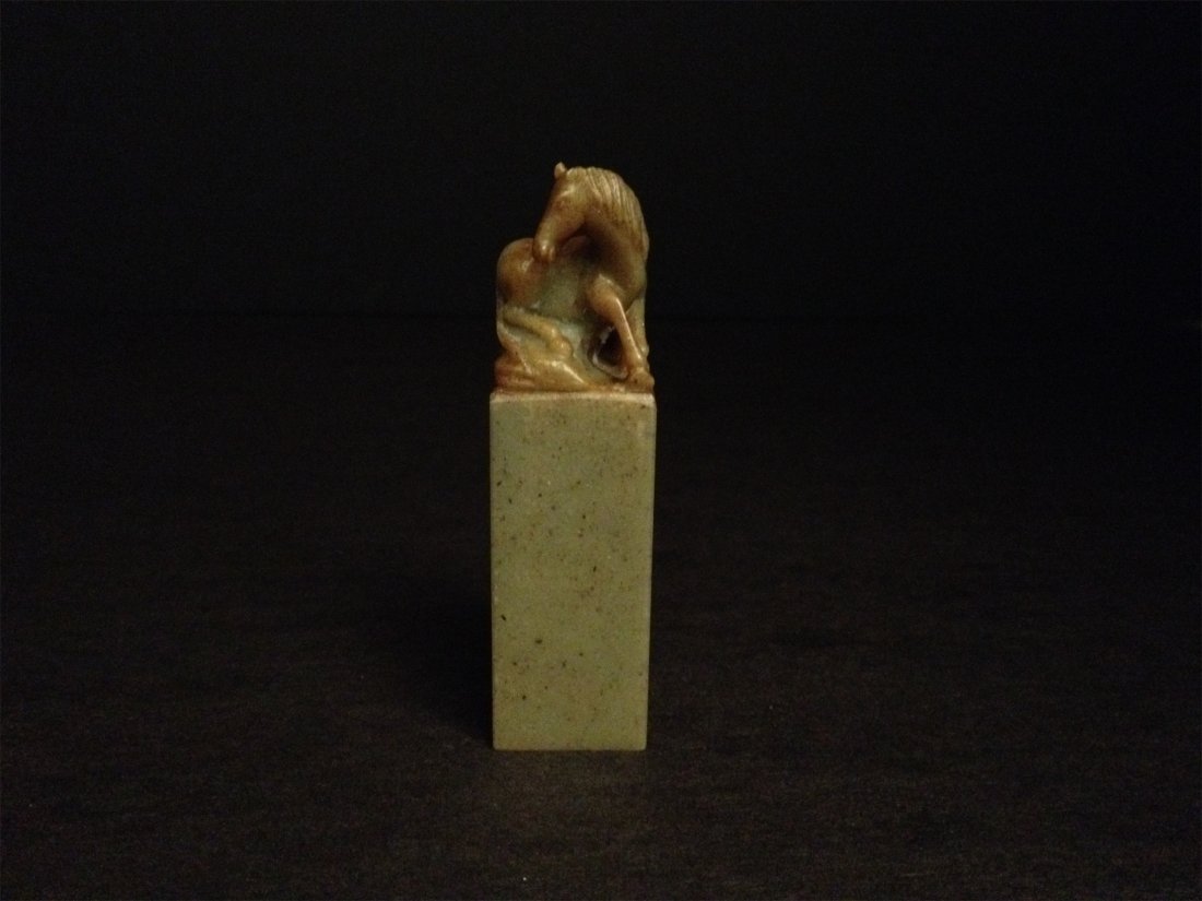 A CHINESE SOAPSTONE SEAL STAMP: A CHINESE SOAPSTONE SEAL STAMP.中國青田石雕刻馬鈕章料。9cm X 2.5cm