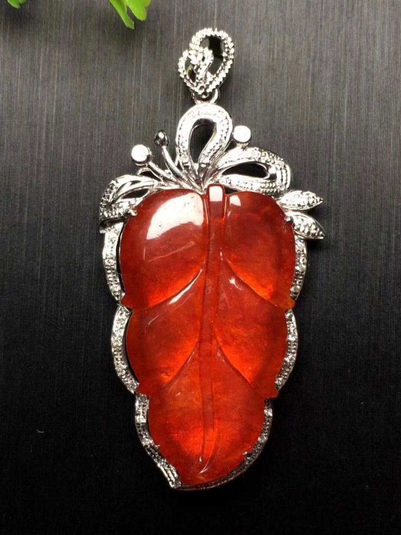 Red jade 18k gold diamonds pendant (1 of 4)