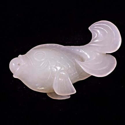 A CARVED WHITE JADE FISH PENDANT (1 of 2)