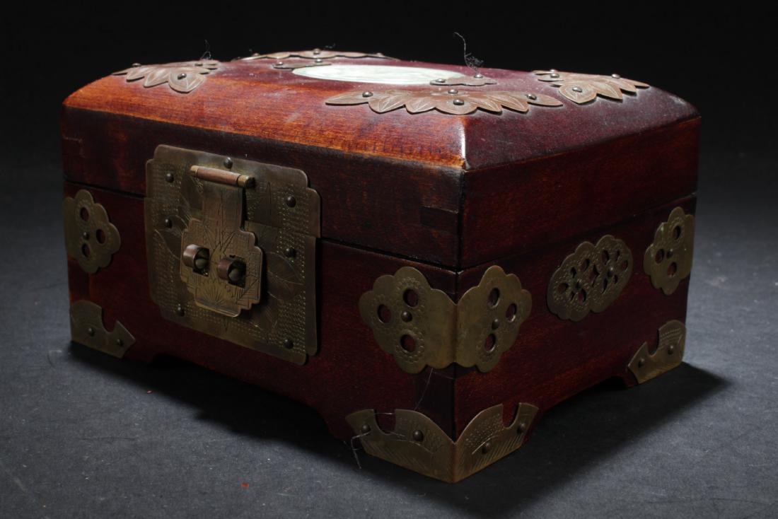 An Estate Chinese Jewerly Box: An Estate Chinese Jewerly Box. Dimension: 4.25 x 3.25 x 2.25 (inch).
