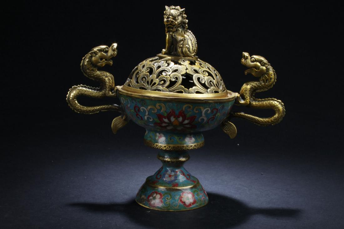 A Lidded Chinese Duo-handled Estate Dragon-decorating (1 of 10)