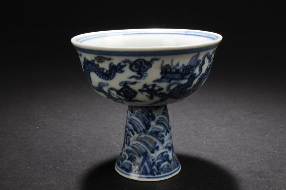 An Estate Chinese Blue and White Dragon-decorating Cup (1 of 8)