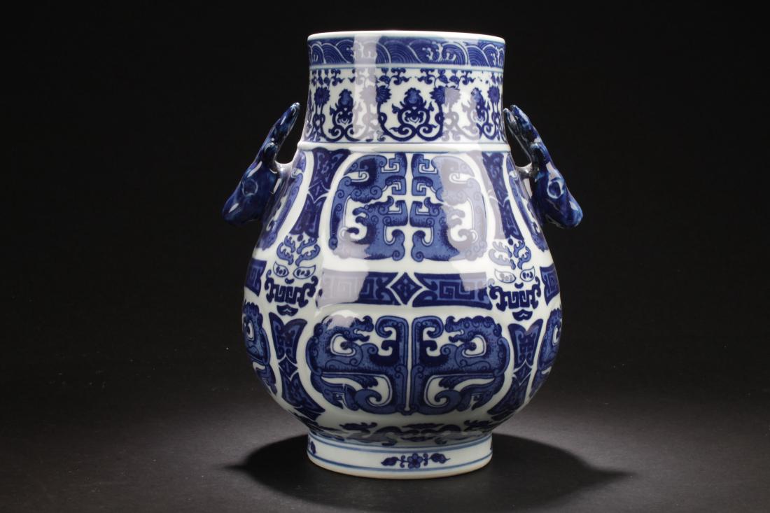 A Duo-handled Chinese Dragon-decorating Blue and White (1 of 7)