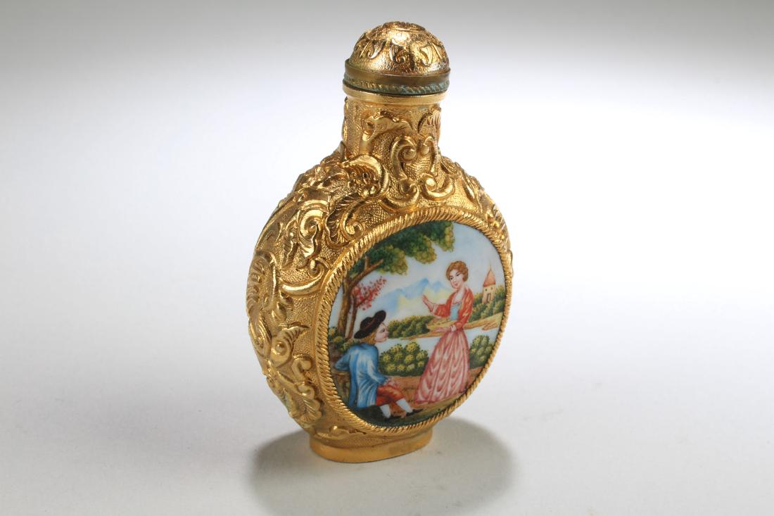 An Estate Chinese Gilt-framing Plated Snuff Bottle (1 of 5)