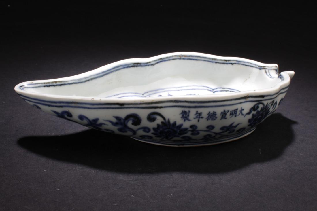A Chinese Blue and White Porcelain Dish-wash Display (1 of 8)