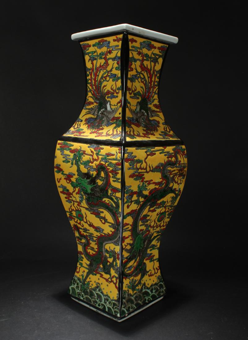 A Chinese Dragon-decorating Porcelain Vase Display (1 of 9)