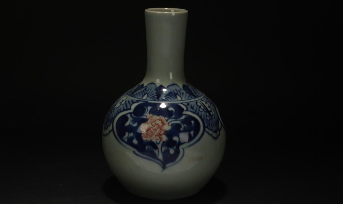 An Estate Chinese Small Porcelain Vase Display (1 of 4)