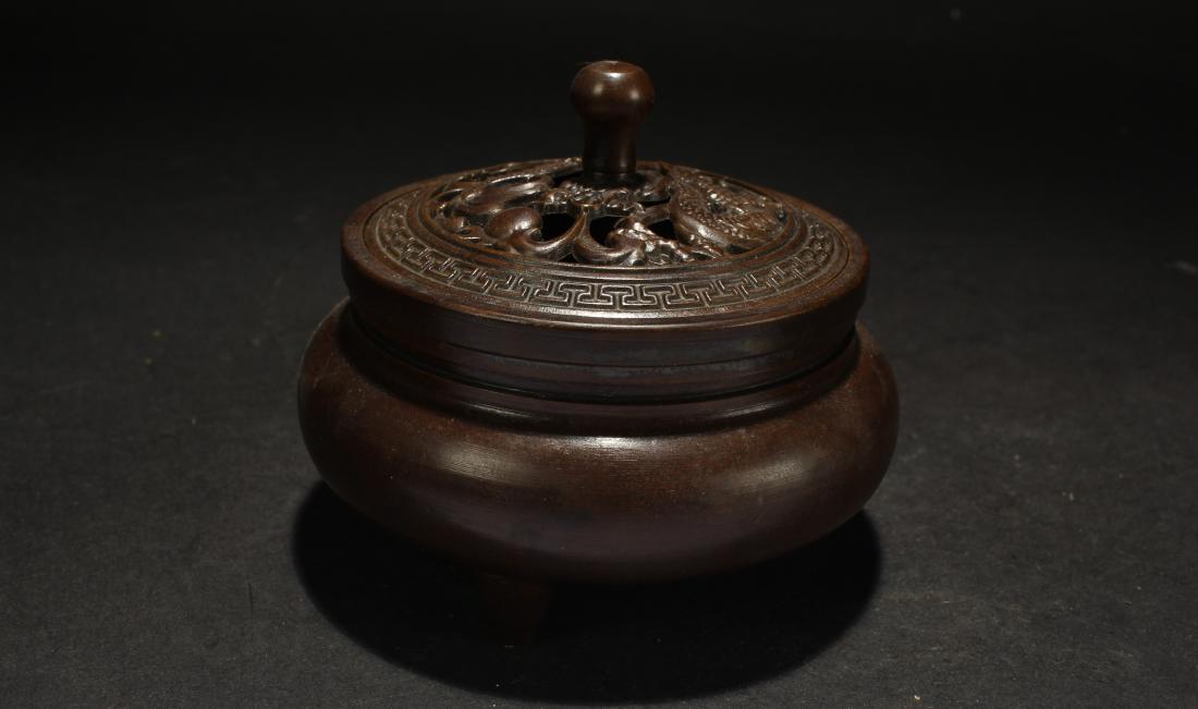 A Chinese Circular Estate Lidded Censer Display: A Chinese Circular Estate Lidded Censer Display . Height: 3 (inch). Width: 3.5 (inch).