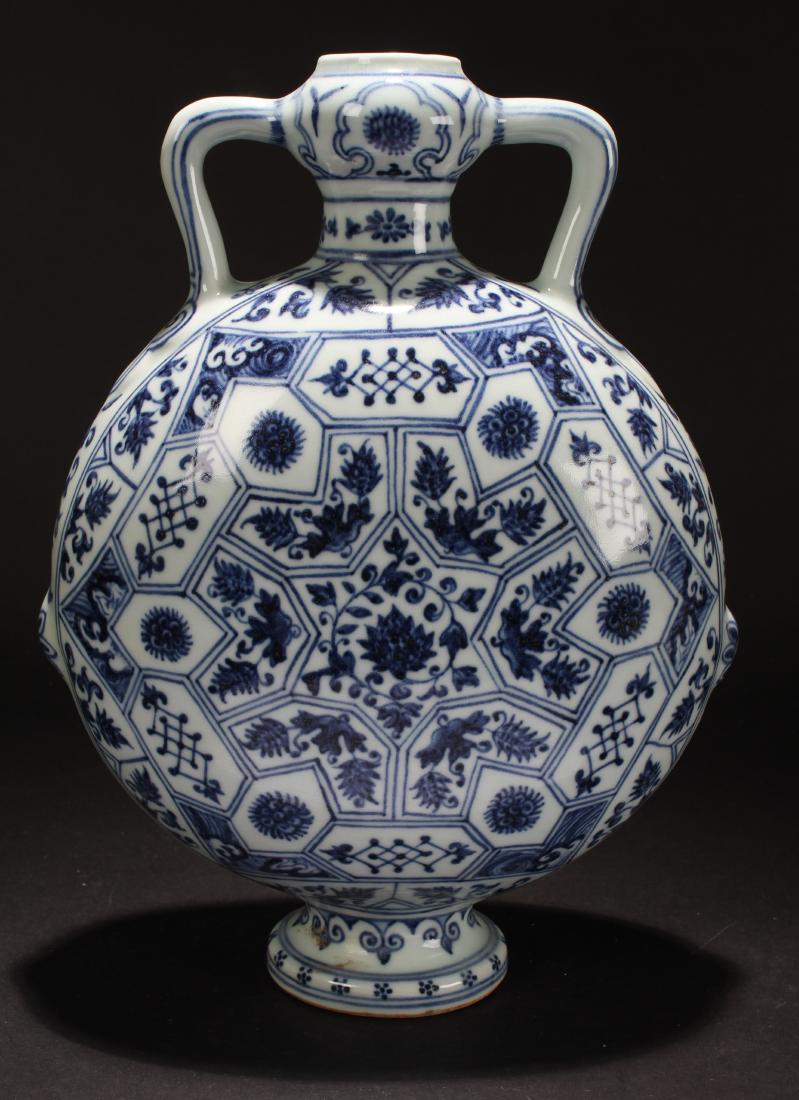 A Chinese Blue and White Duo-handled Porcelain Fortune (1 of 6)
