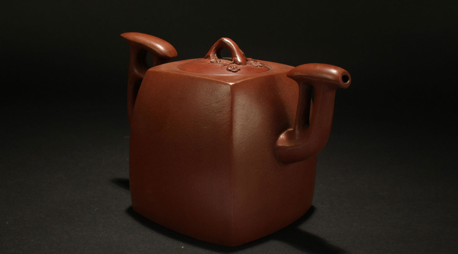 A Chinese Lidded Estate Tea Pot Display (1 of 5)