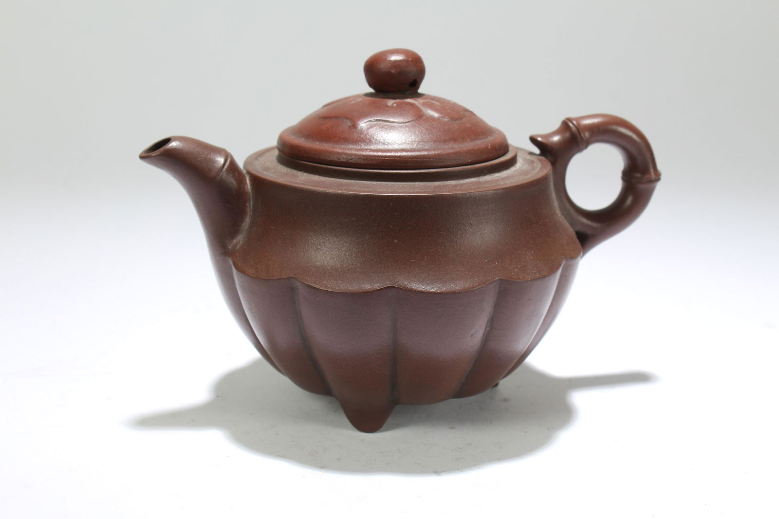 A Chinese Lidded Tea Pot Display (1 of 4)