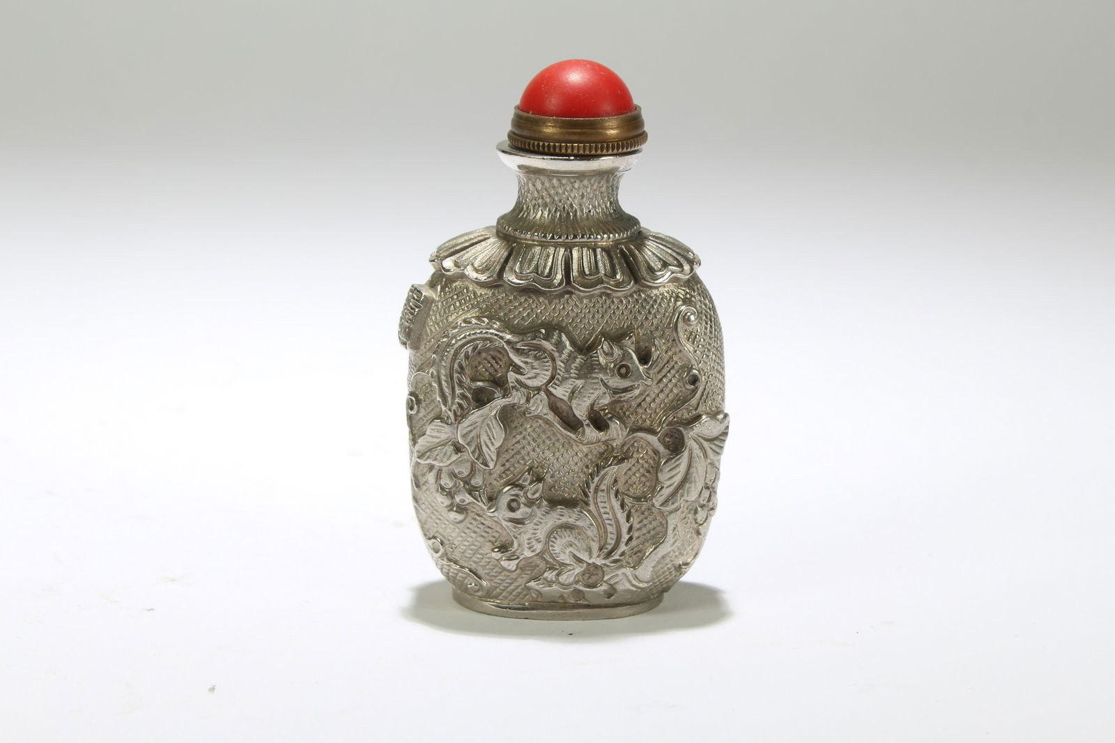 A Chinese Lidded Dragon-decorating Metal Snuff Bottle (1 of 4)