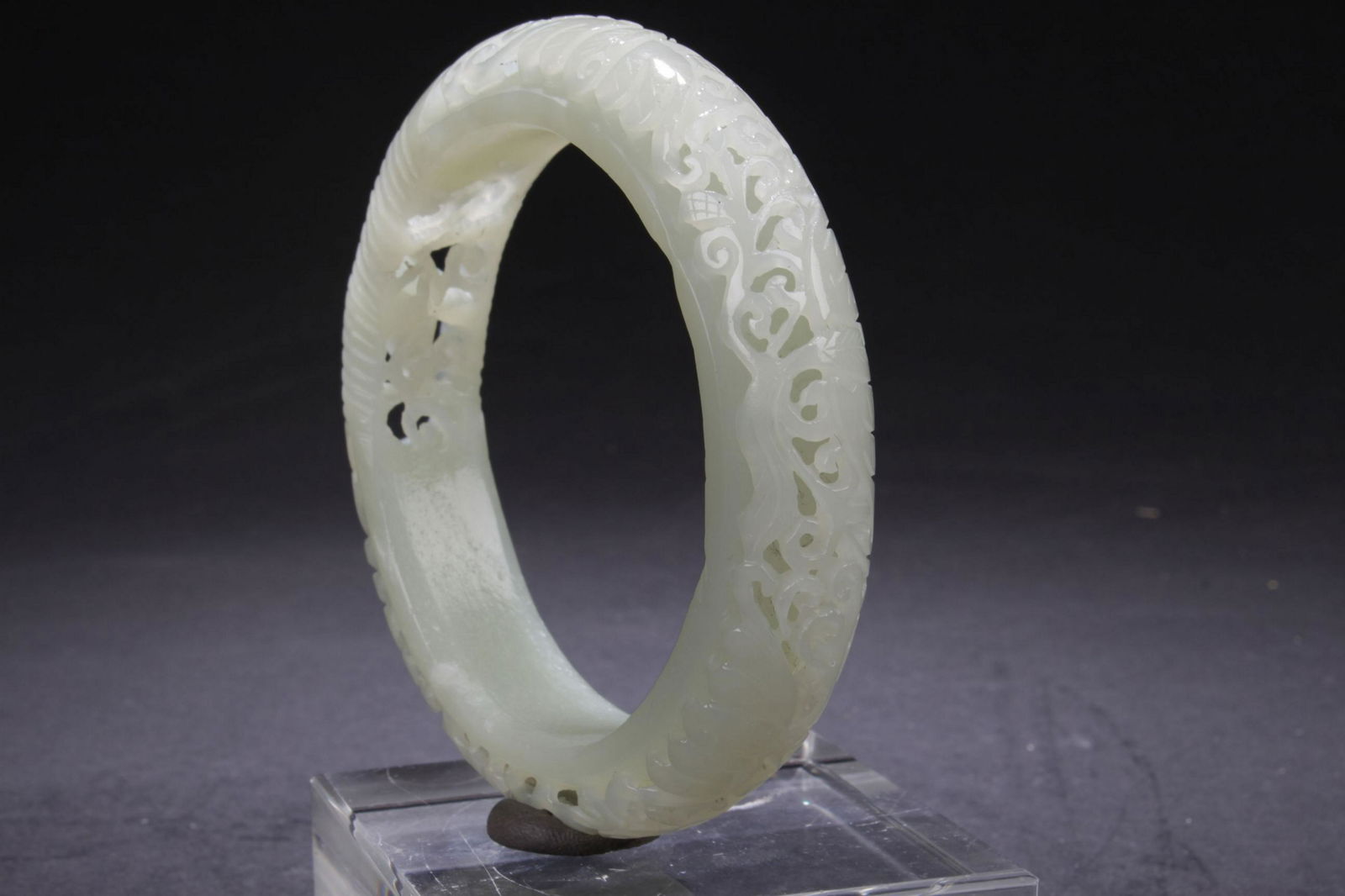A Curving-through Chinese Jade Bangle (1 of 9)