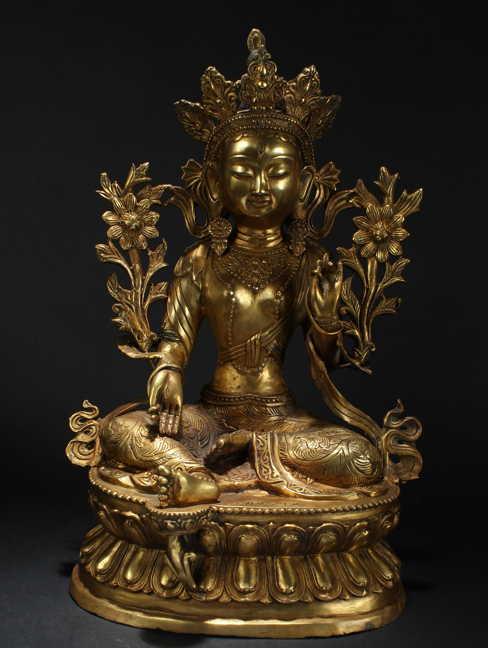 An Estate Chinese Gilt Lotus-seated Massive Buddha: An Estate Chinese Gilt Lotus-seated Massive Buddha Statue . Height: 18.5 (inch).