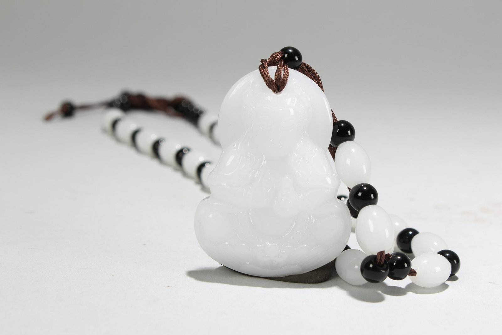 An Estate Chinese Religious Guanyin Jade-curving Pedant: An Estate Chinese Religious Guanyin Jade-curving Pedant. Length: 12 (inch).