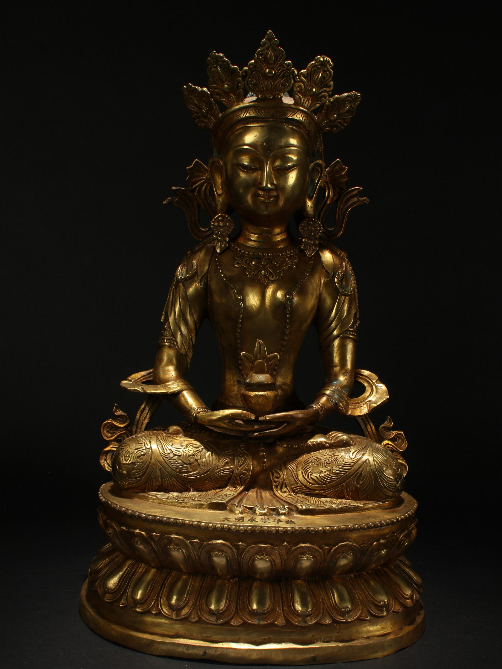 A Chinese Massive Religious Gilt Buddha Statue Display: A Chinese Massive Religious Gilt Buddha Statue Display . Height: 18.25 (inch).