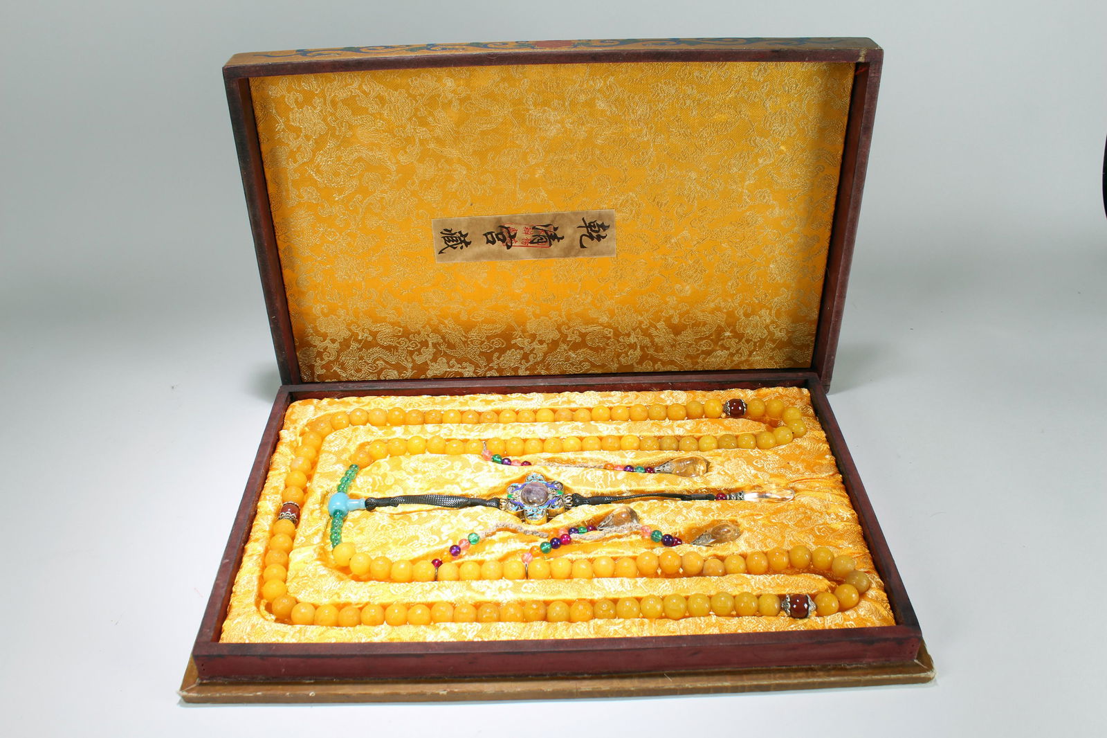 An Estate Chinese Dragon-decorating Lidded-box Fortune (1 of 8)