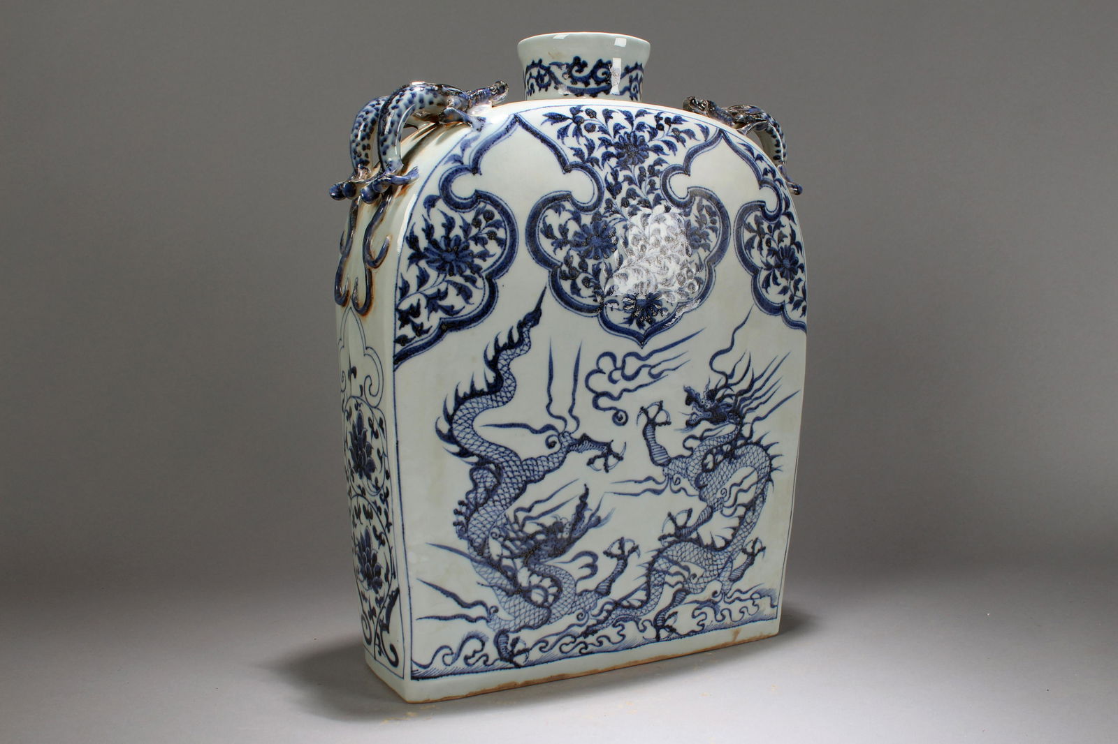 An Estate Chinese Duo-handled Blue and White Fortune (1 of 7)