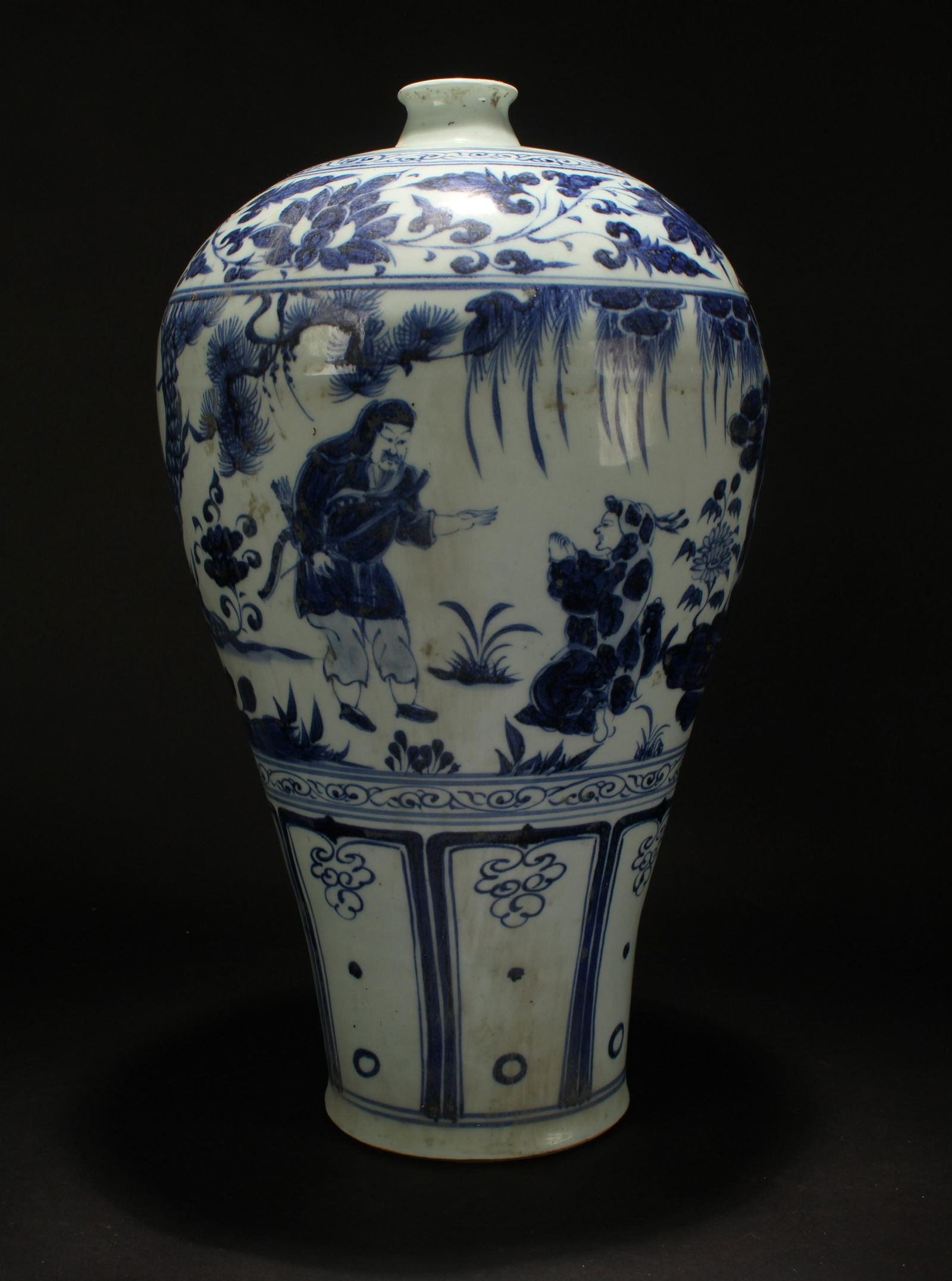 A Chinese Blue and White Estate Porcelain Vase Display (1 of 5)
