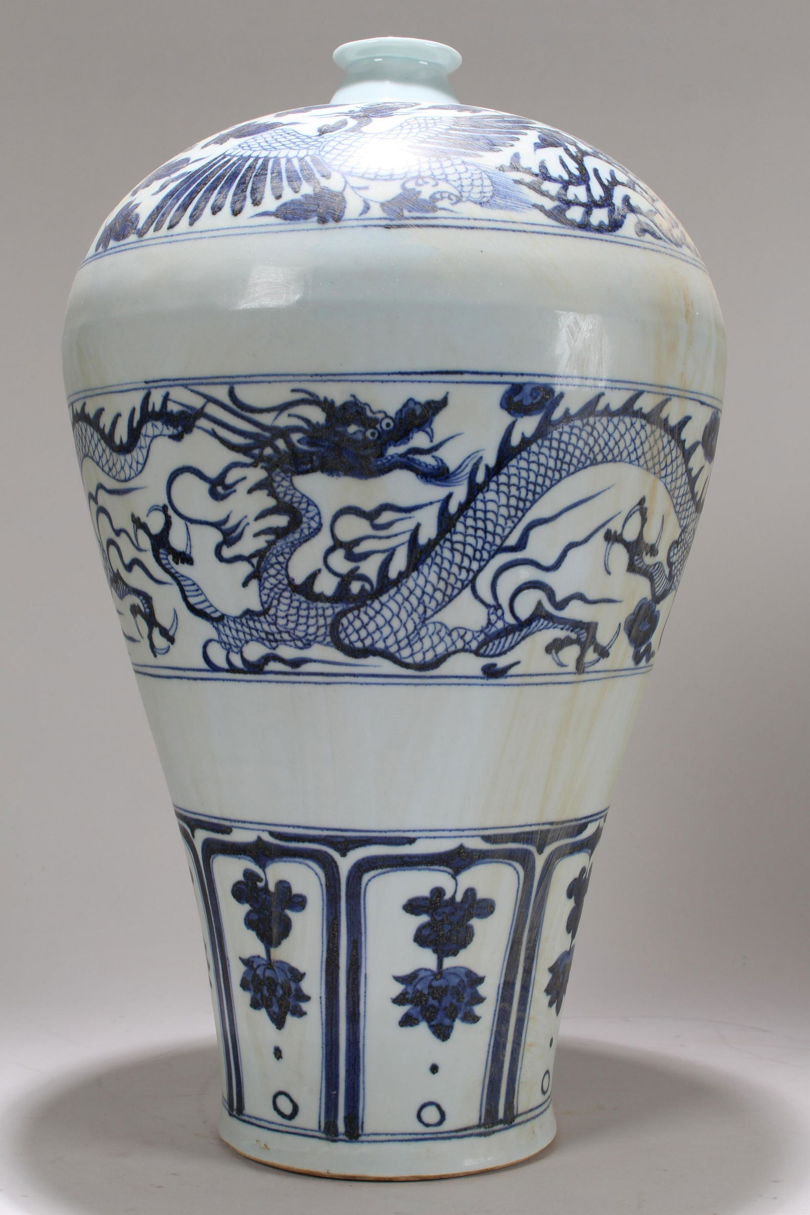 An Estate Chinese Dragon-decorating Fortune Porcelain (1 of 6)