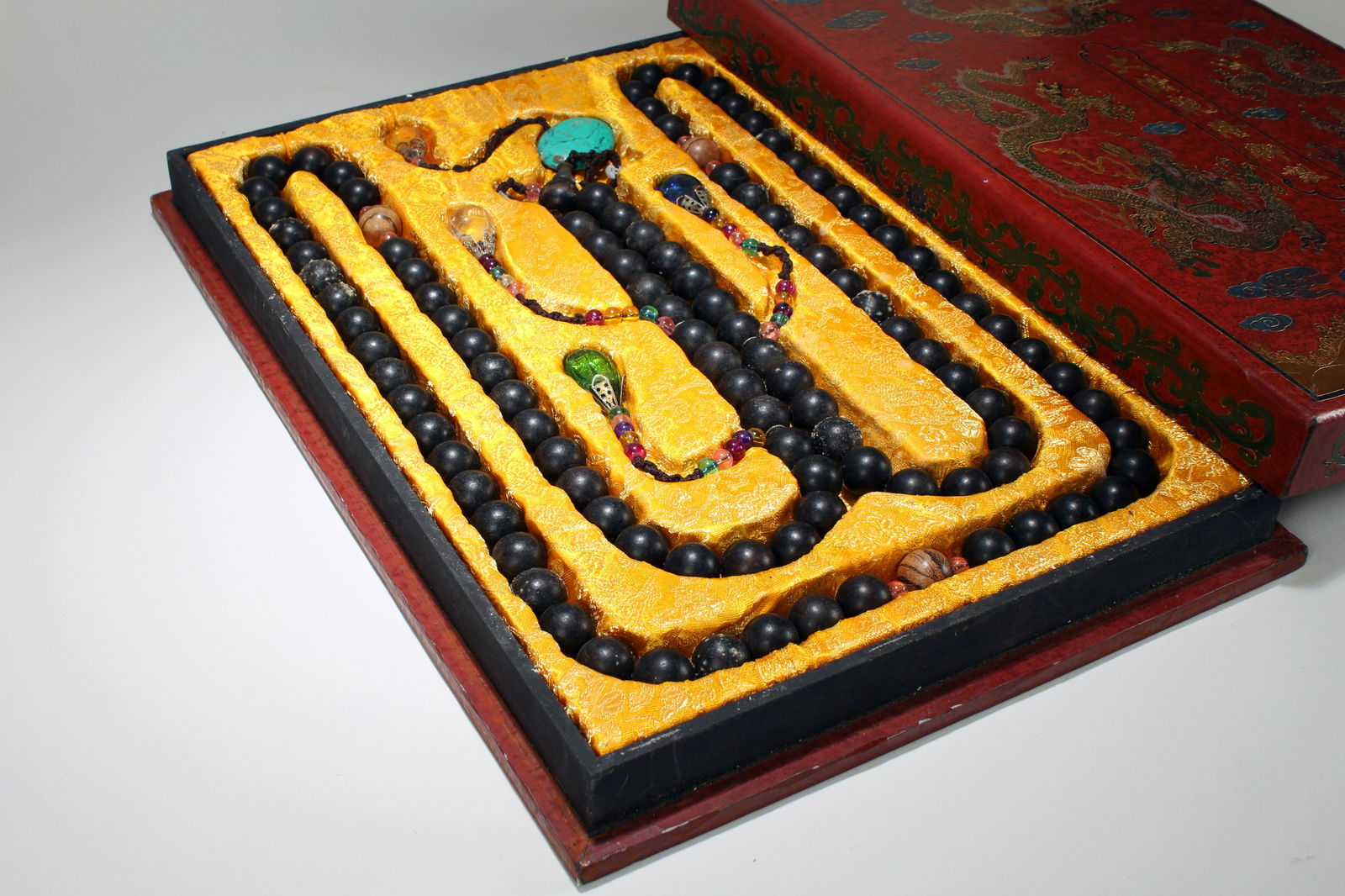 An Estate Chinese Dragon-decorating Lidded-box Fortune (1 of 6)