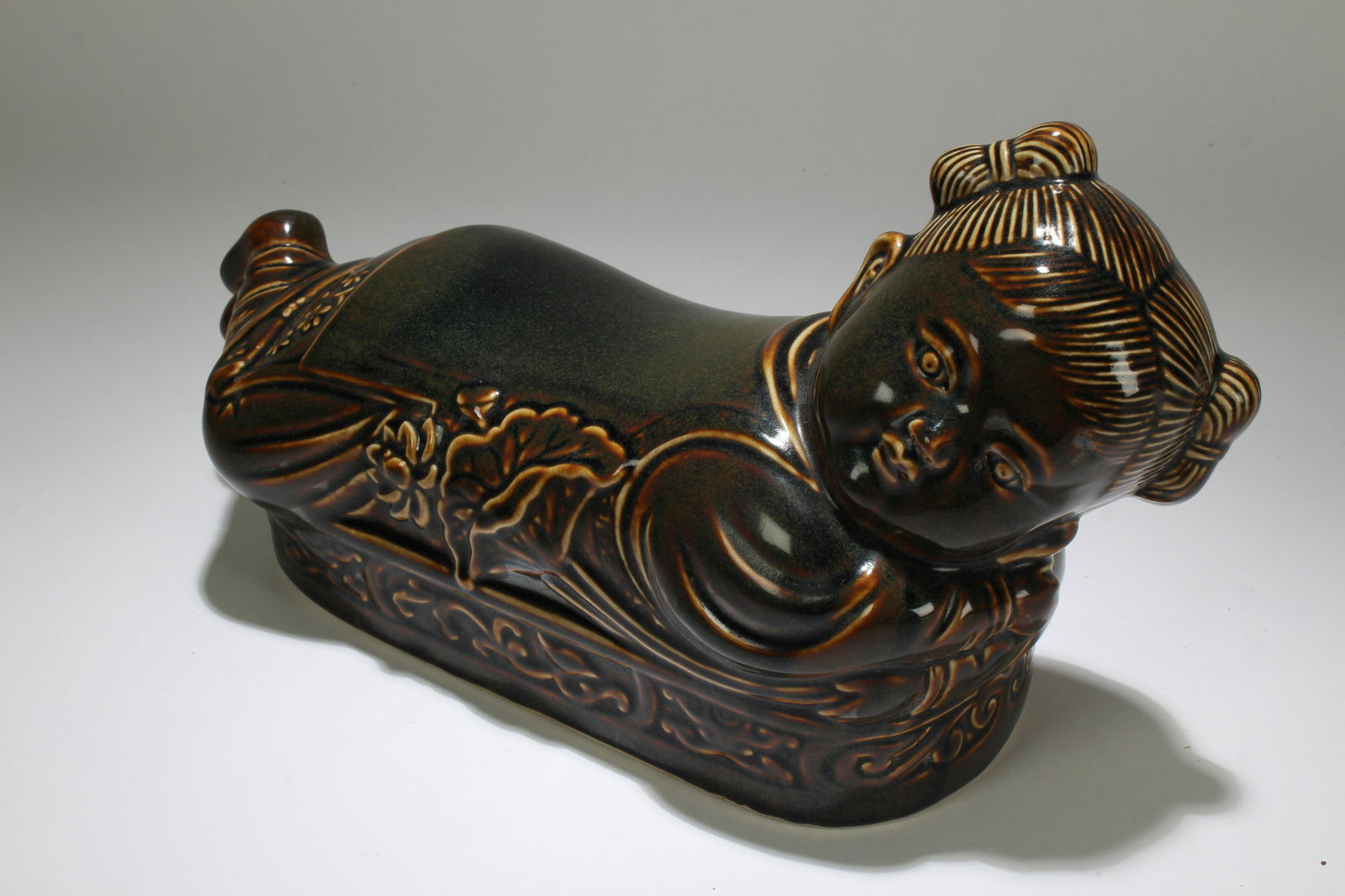 A Chinese Joyful-kid Estate Porcelain Display Stand (1 of 4)