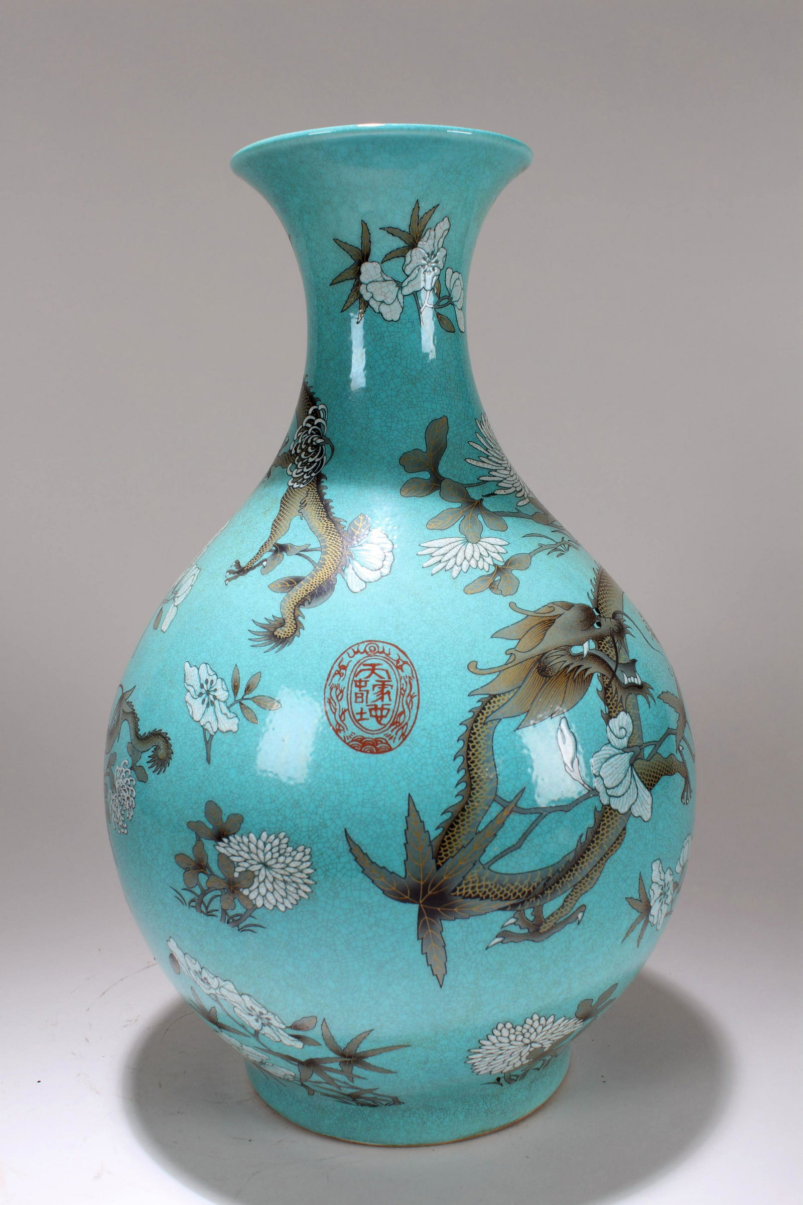 A Chinese Blue-coding Dragon-decorating Porcelain (1 of 5)