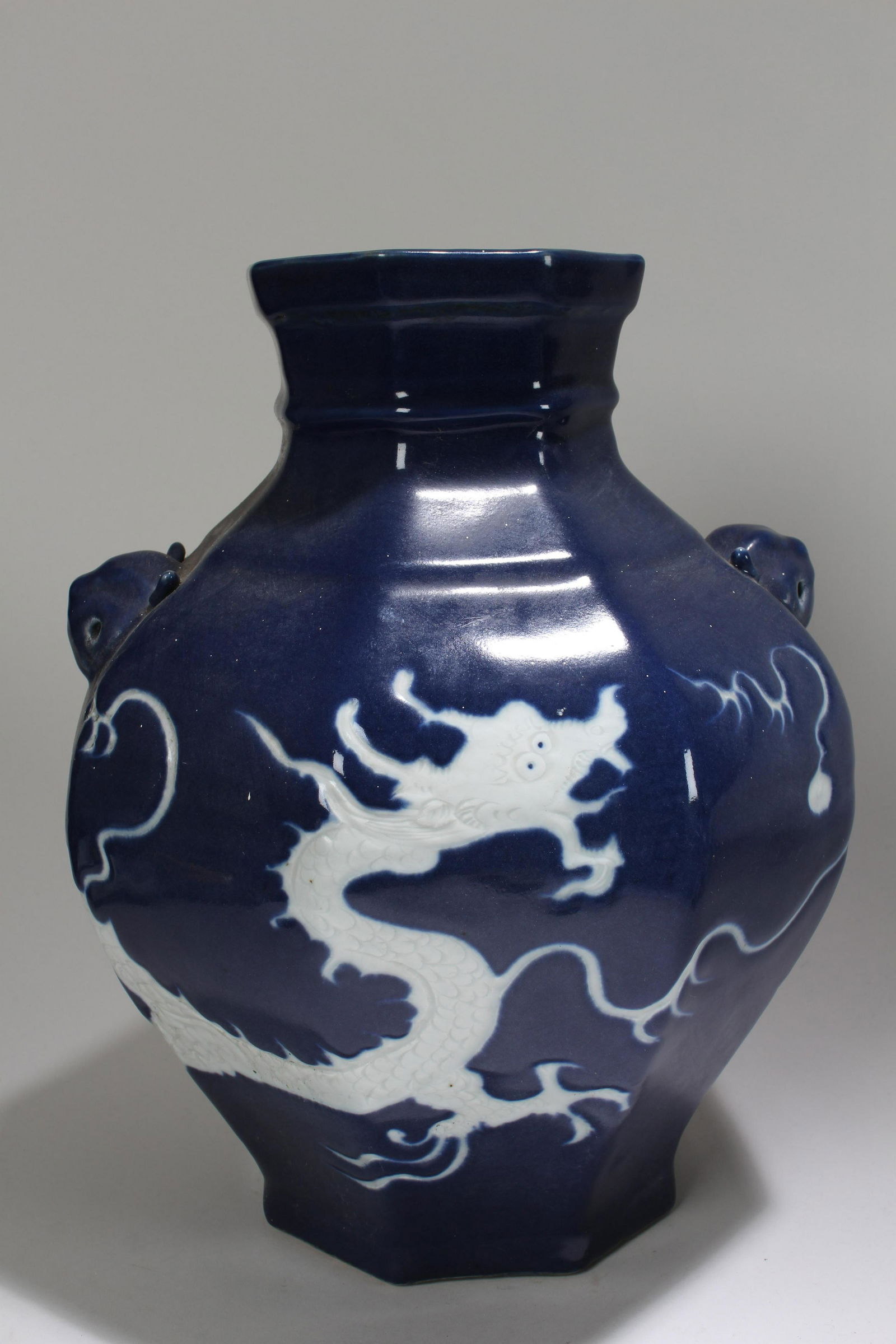 A Chinese Duo-handled Blue-coding Dragon-decorating (1 of 5)