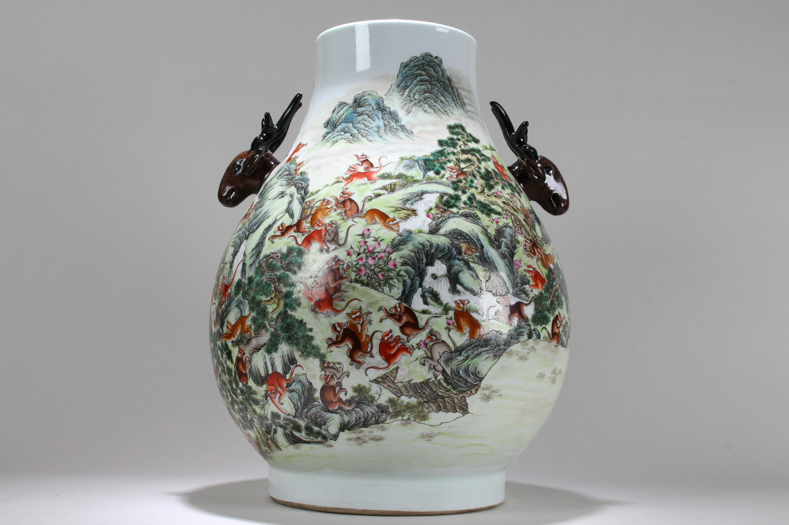 A Chinese Duo-handled Massive Deer-portrait Porcelain (1 of 10)