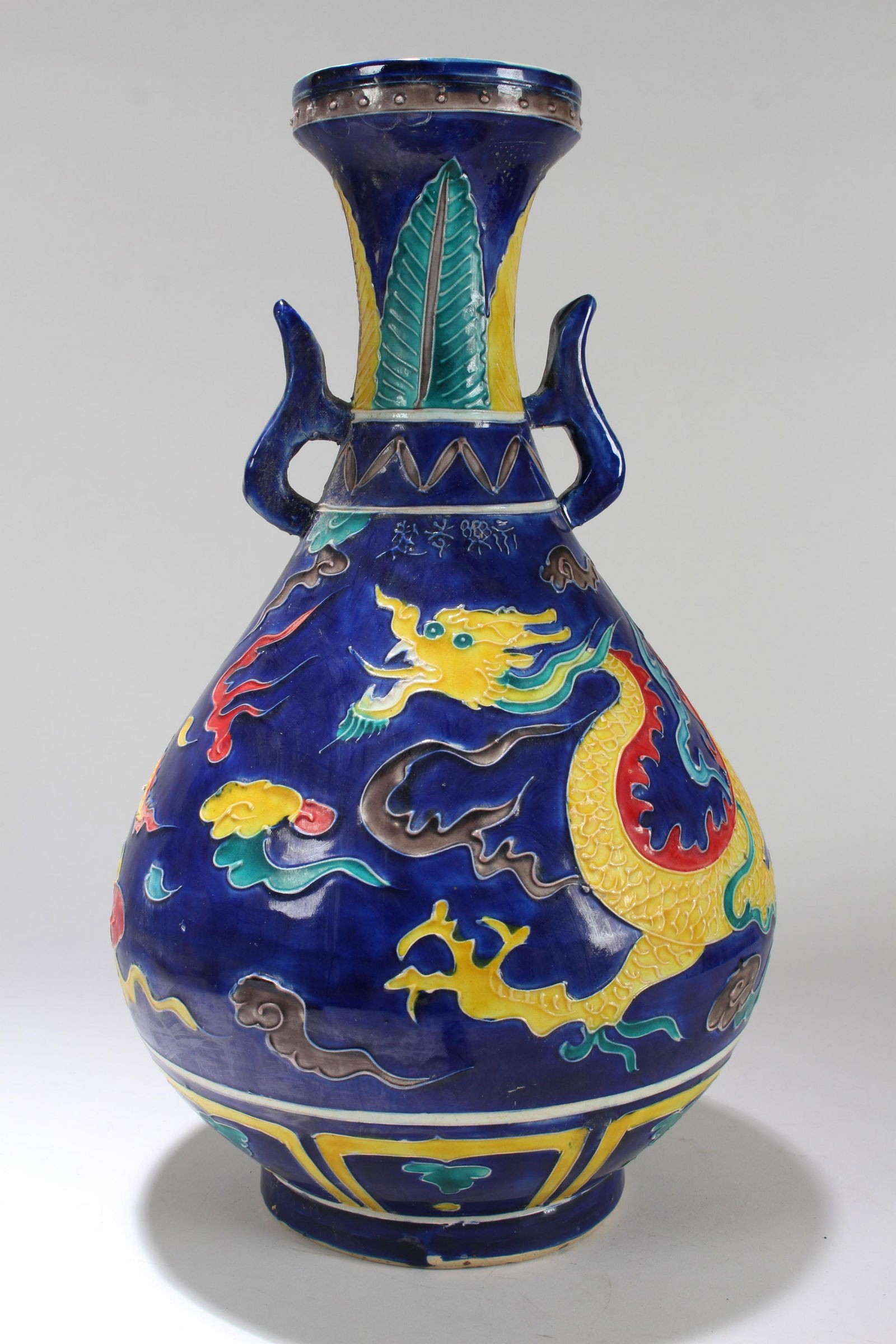 A Chinese Dragon-decorating Blue-coding Duo-handled (1 of 5)