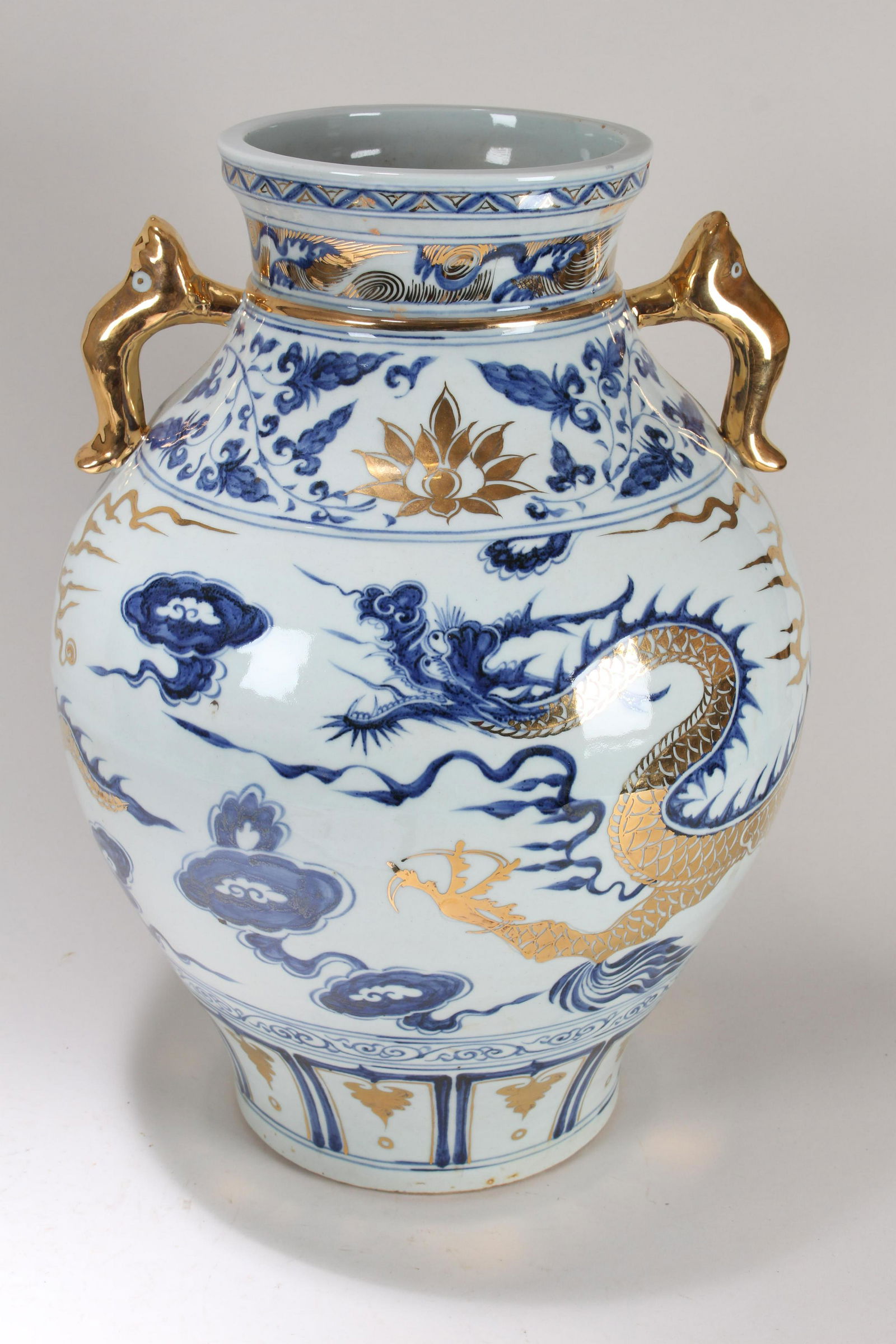 A Chinese Massive Duo-handled Dragon-decorating Fortune (1 of 6)