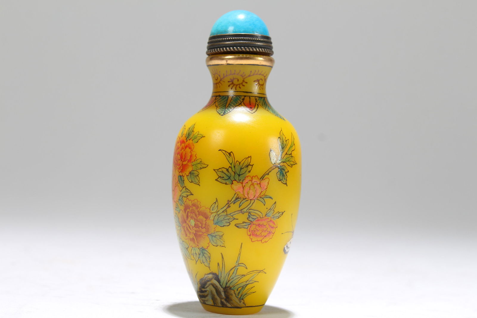 A Chinese Yellow-coding Nature-sceen Fortune Snuff (1 of 4)