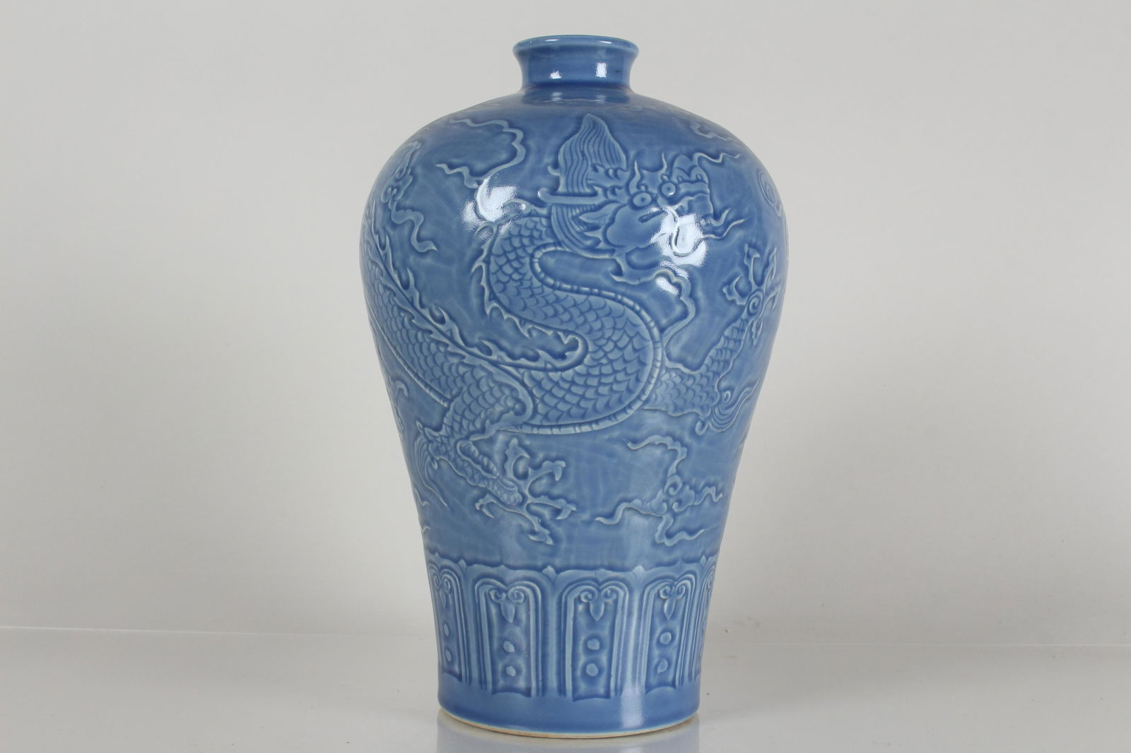 A Chinese Dragon-decorating Blue-coding Porcelain (1 of 5)