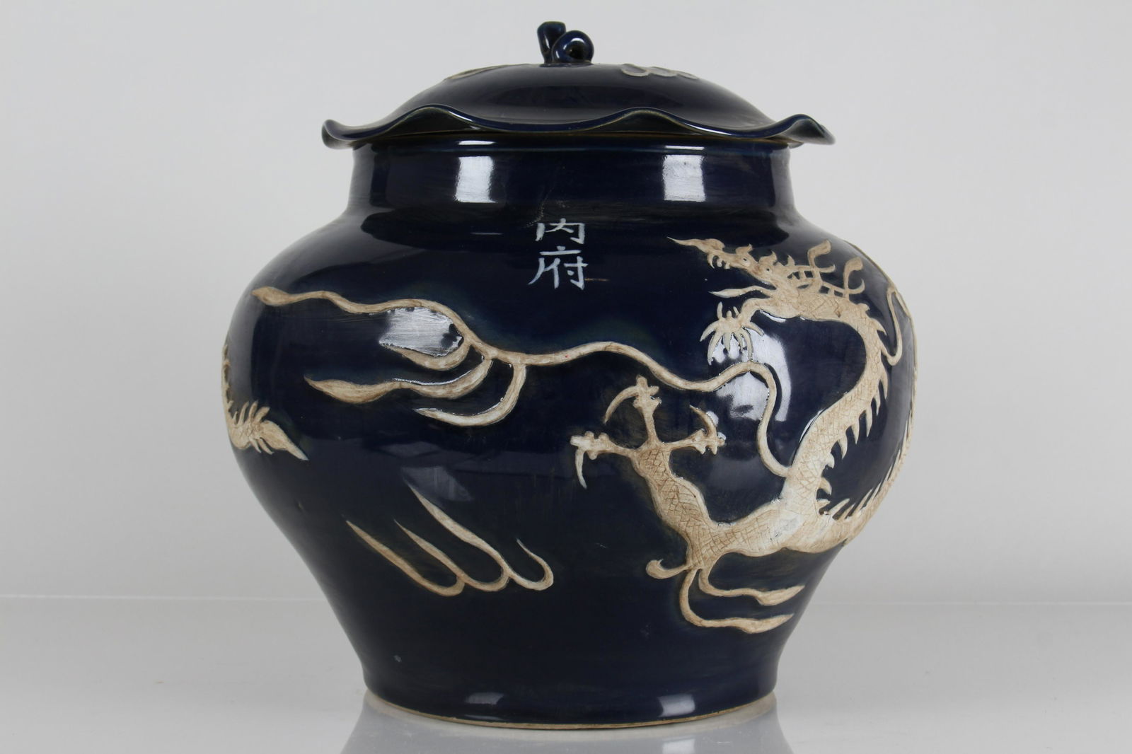 A Chinese Lidded Blue-coding Dragon-decorating Porcelain Fortune Vase (1 of 7)