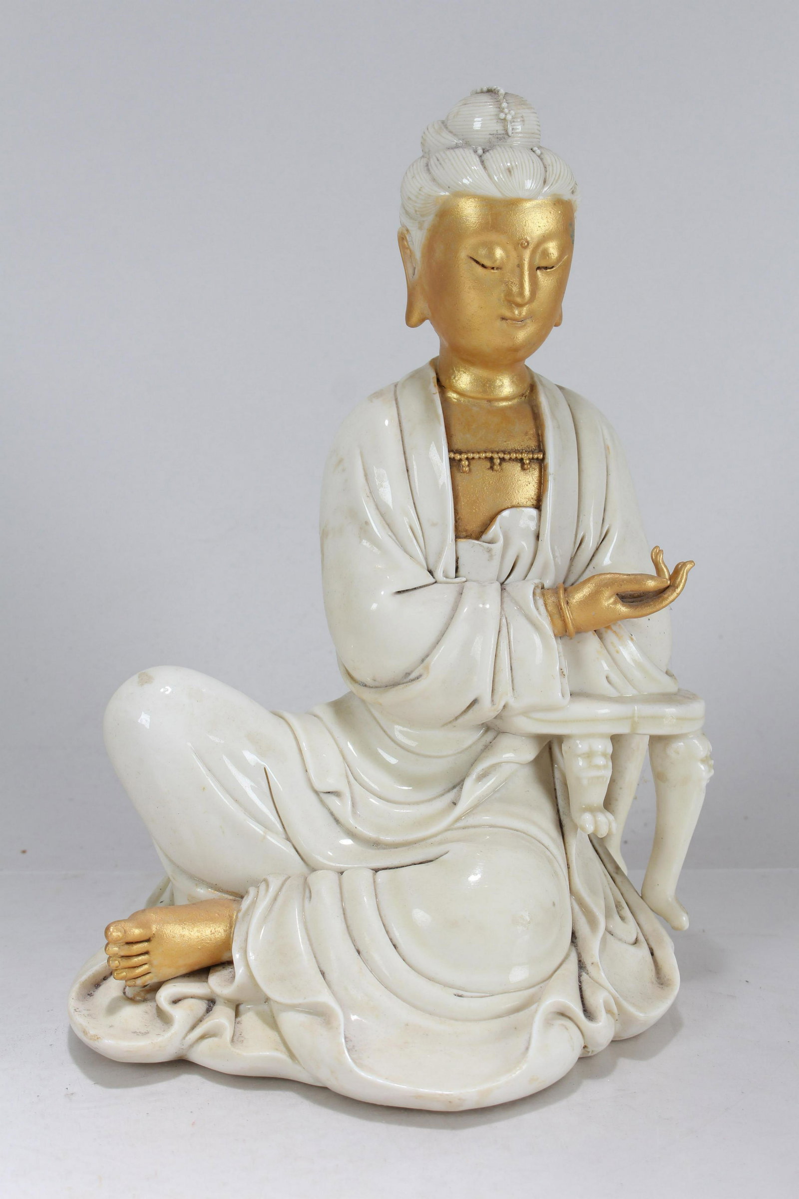 A Chinese Religious Porcelain Guanyin Buddha Statue: A Chinese Religious Porcelain Guanyin Buddha Statue . Height: 10.75 (inch).