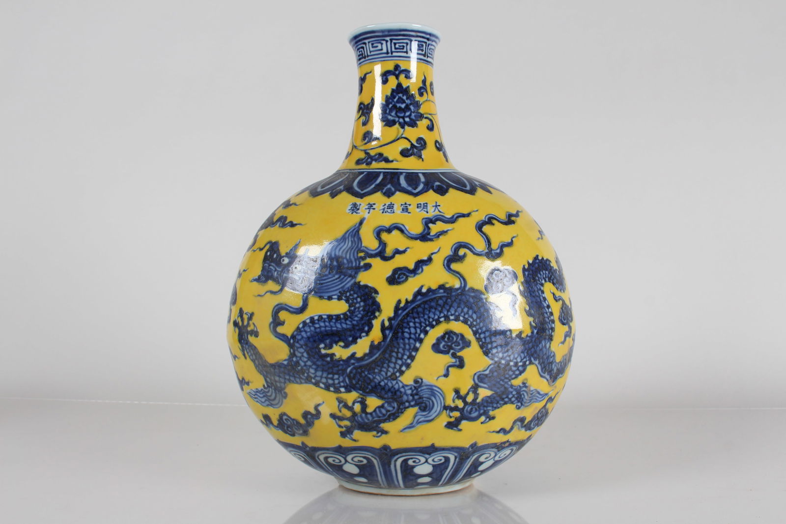 A Chinese Yellow-coding Dragon-decorating Porcelain Fortune Vase (1 of 5)