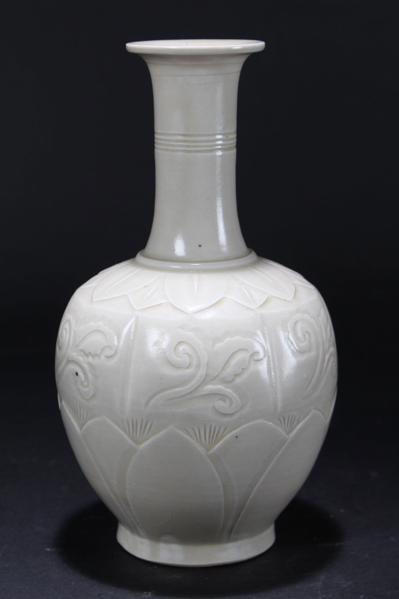 A Chinese Anicent-framing Porcelain Fortune Vase: A Chinese Anicent-framing Porcelain Fortune Vase . Height: 8 (inch).