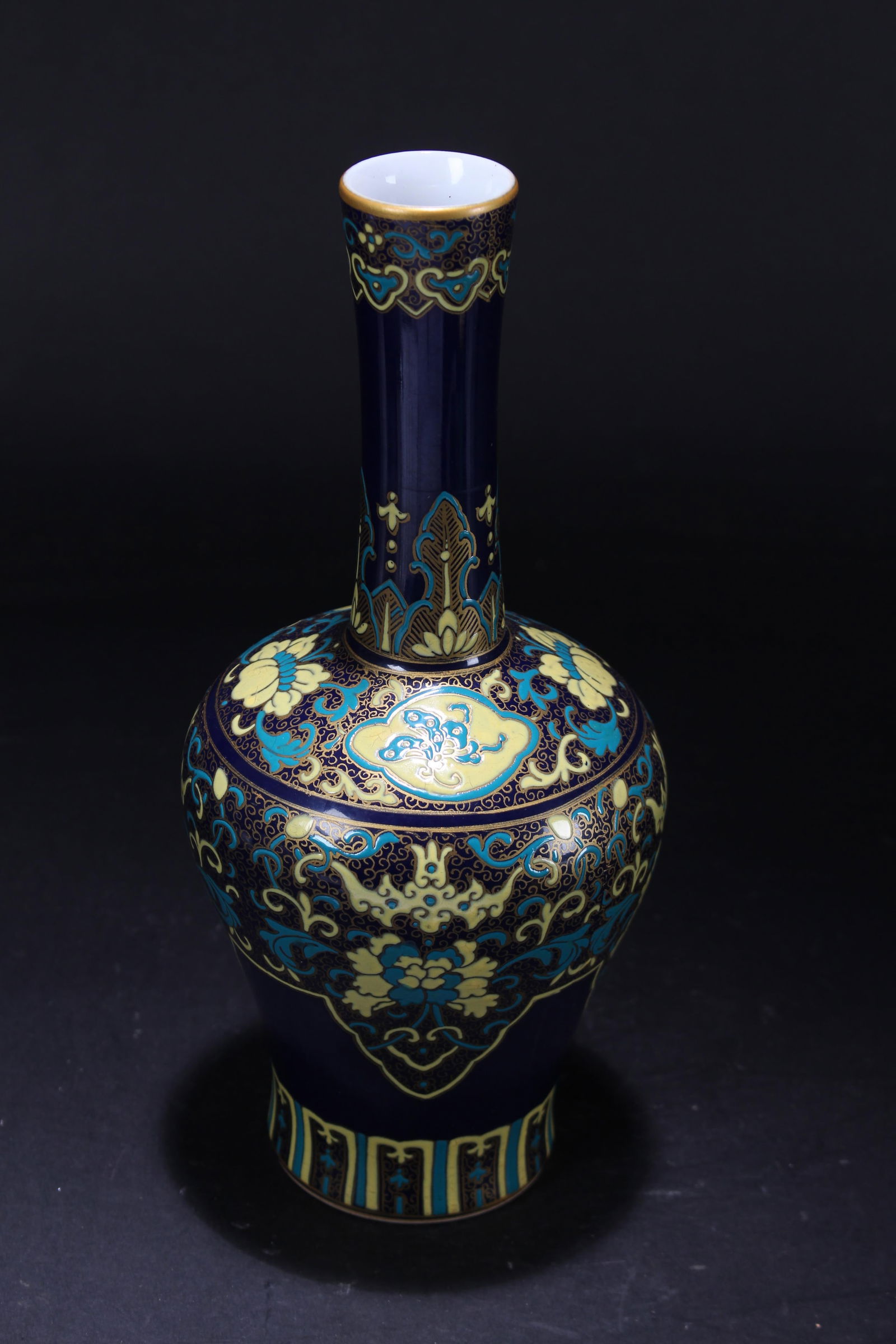 A Chinese Blue-coding Bat-framing Porcelain Fortune Vase (1 of 5)